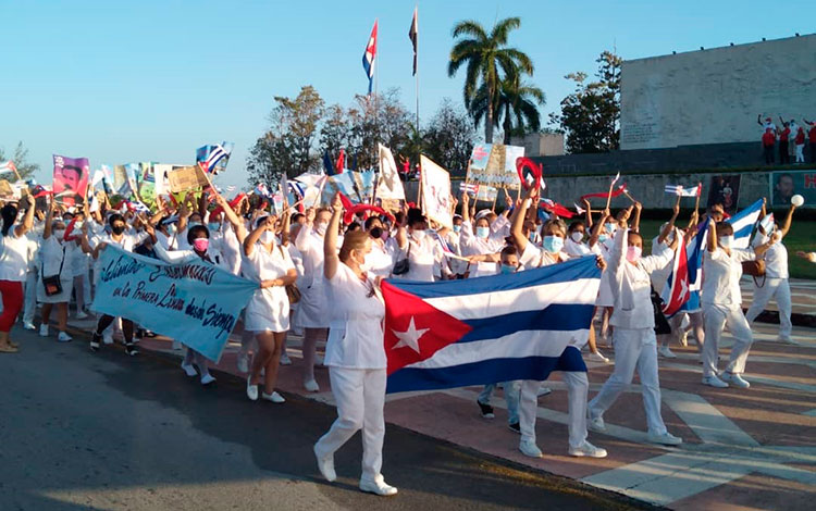 Trabajadores de la Salud encabezan el desfile del Primero de Mayo en Santa Clara.