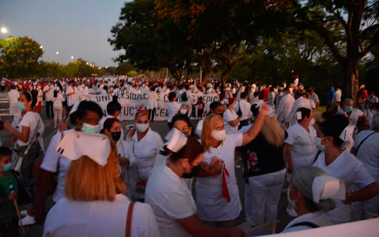 Trabajadores de la Salud listos para desfilar en la Plaza de la Revolución Comandante Ernesto Che Guevara,