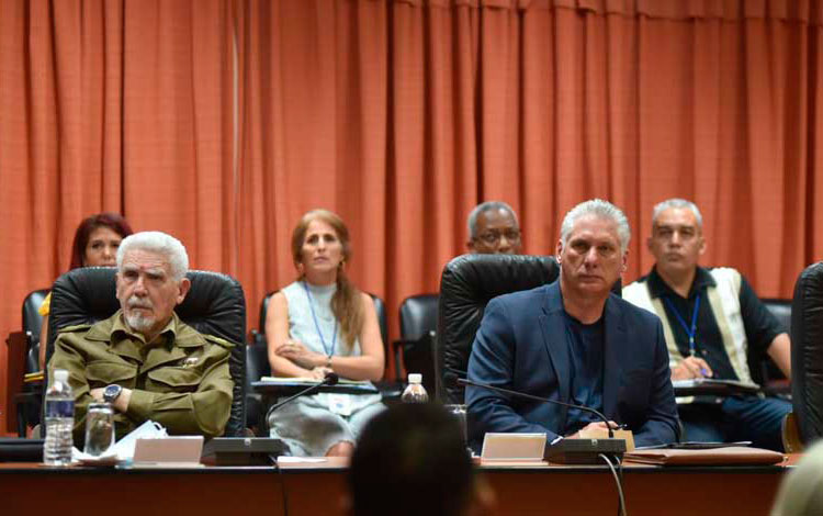 Presidente de Cuba, Miguel Díaz-Canel, y vice primer ministro, Comandante de la Revolución Ramiro Valdés, en el Pleno del Sindicato Nacional de Trabajadores de Energía y Minas. 