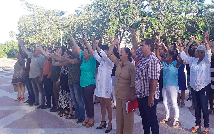 Integrantes del Sindicato Nacional de Trabajadores de Industrias.