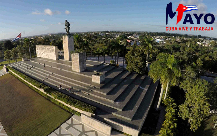 Plaza Comandante Ernesto Che Guevara, en Santa Clara, y logo del Primero de Mayo de 2022.