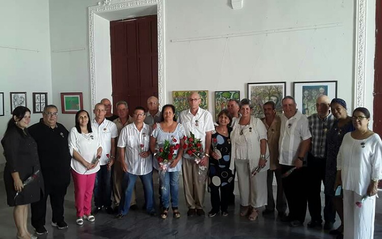 Trabajadores y dirigentes villaclareños condecorados con las medallas Lázaro Peña de Tercer Grado y Jesús Menéndez. (Foto: Francisnet Díaz Rondón)