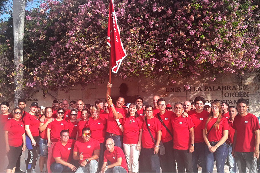 Colectivo del CEDAI de Villa Clara con la bandera de Vanguardia Nacional.