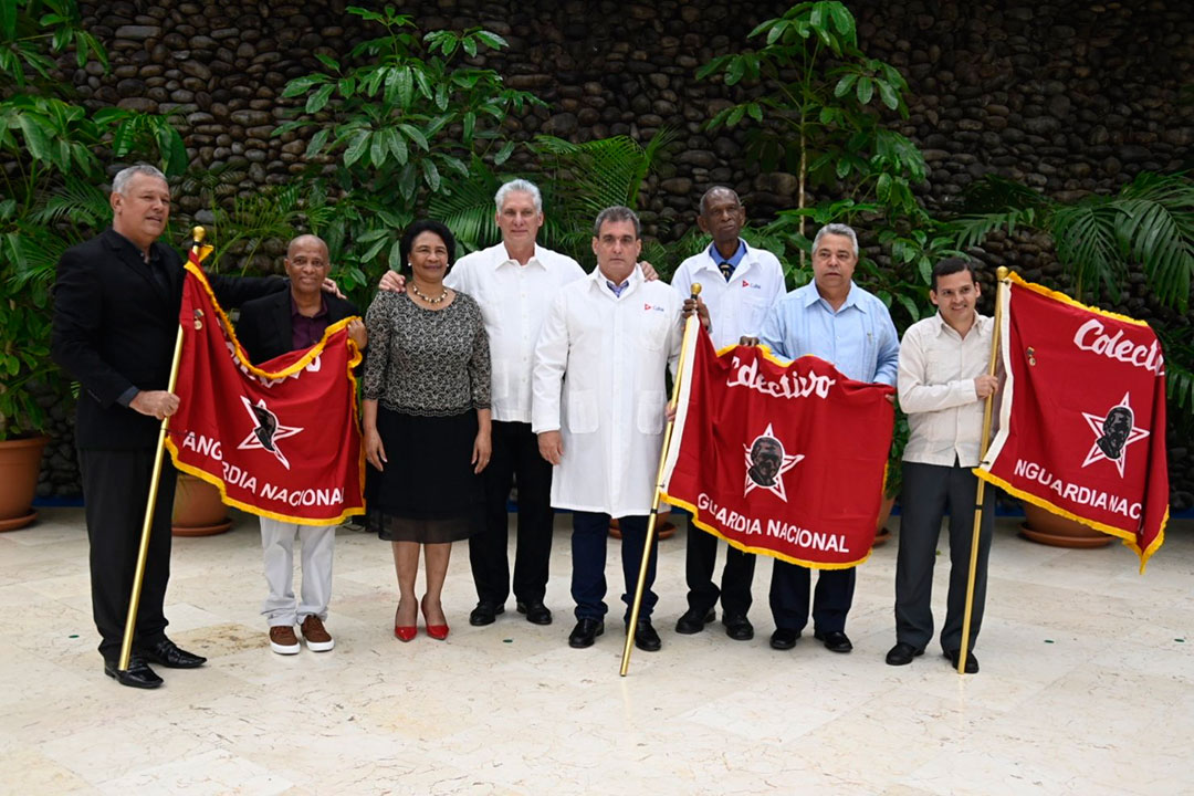 Presidente cubano junto a representantes de colectivos galardonados.