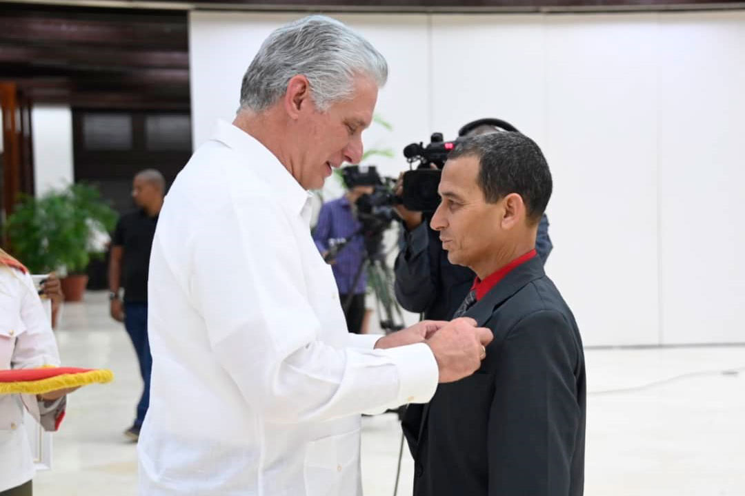 Momento en el que el presidente cubano, Miguel Díaz-Canel, condecoraba al villaclareño Manuel Soliño. 