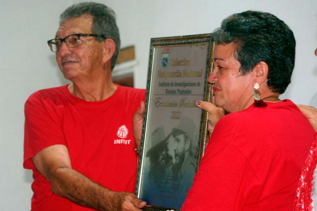 Sergio Rodríguez y Xiomara González recibe el certificado que acredita la condición de Vanguardia Nacional del Inivit.