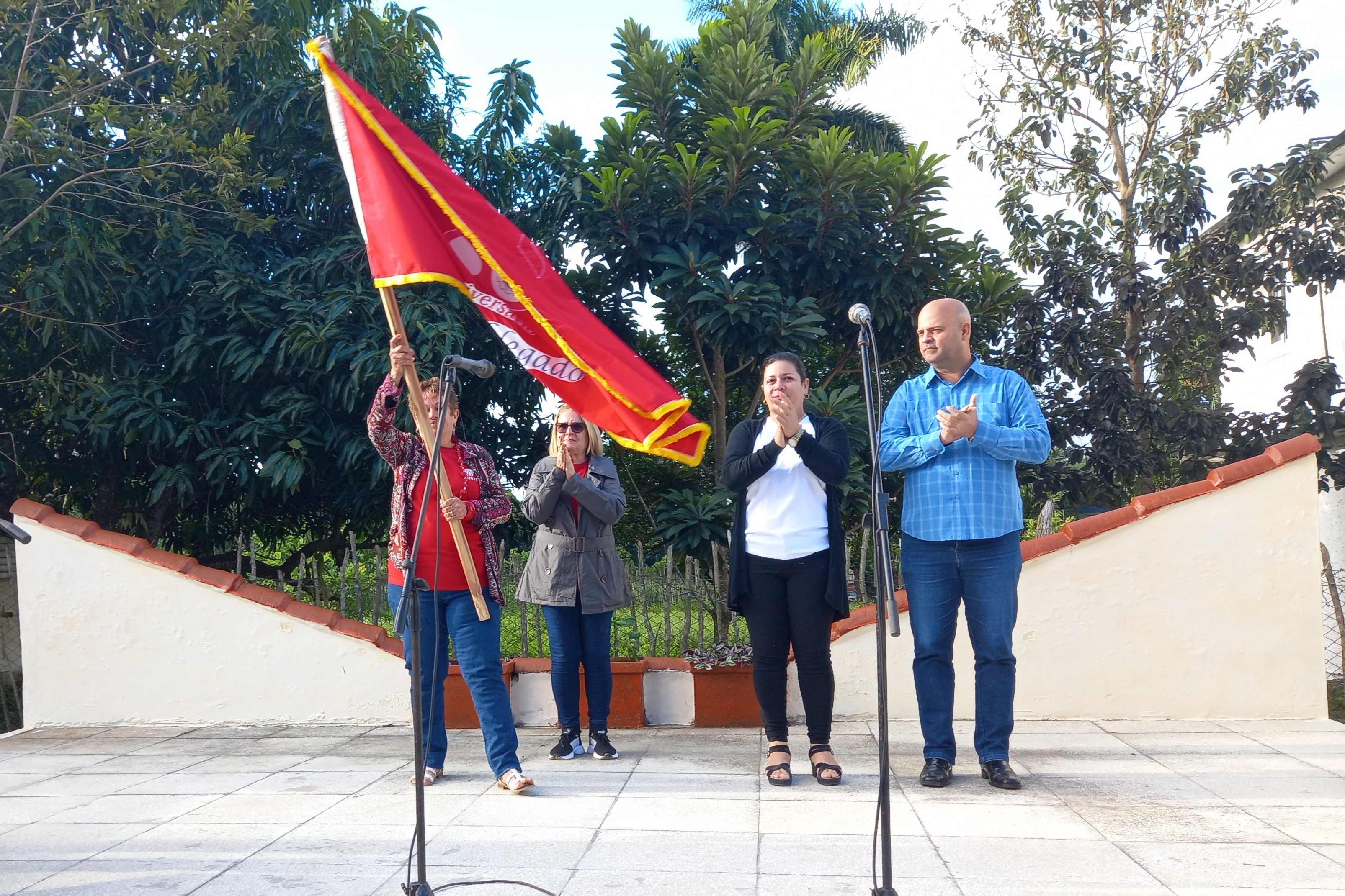 El Inivit recibió con orgullo la bandera 85 aniversario de la CTC.