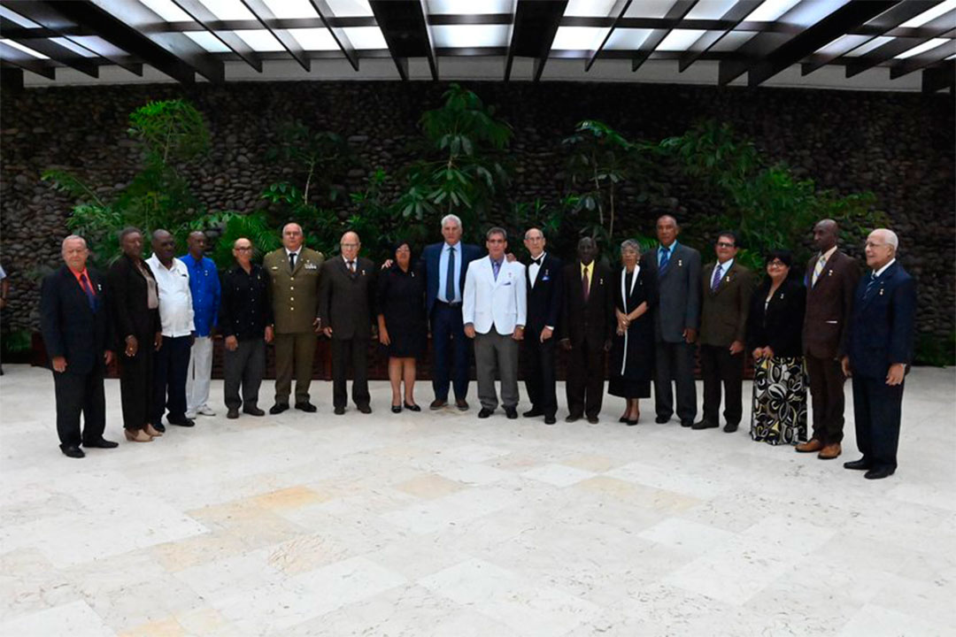 Héroes y heroínas del Trabajo, junto al presidente cubano, Miguel Díaz-Canel Bermúdez.