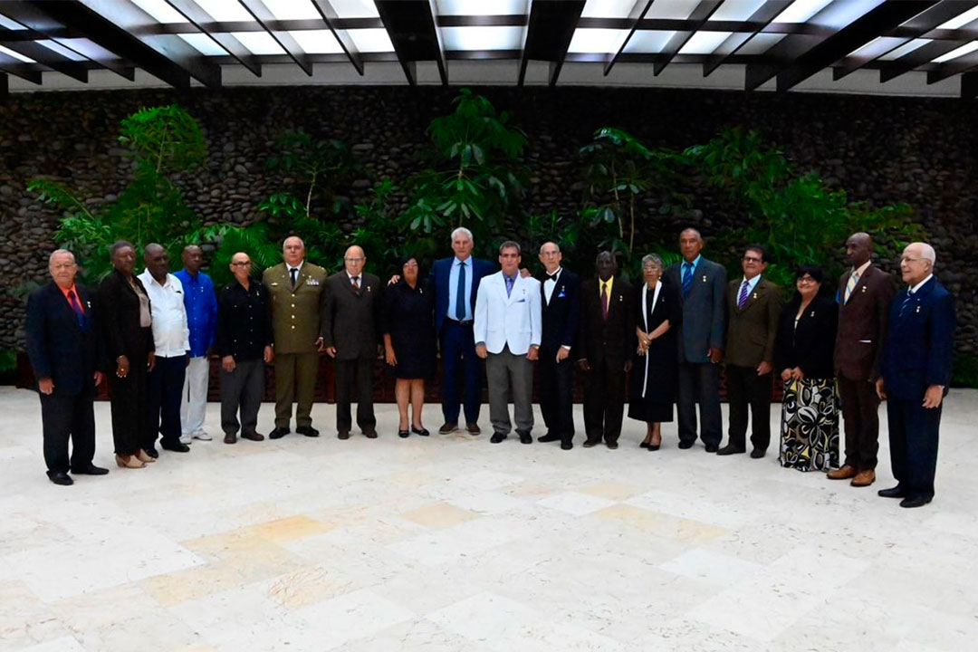 Héroes del Trabajo de la República de Cuba.