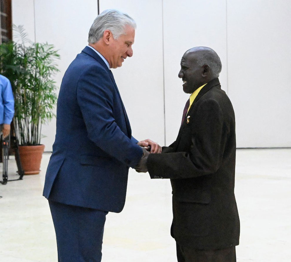 Jesús O'Farrill Fundora recibió la condecoración de manos del presidente cubano, Miguel Díaz-Canel Bermúdez. 