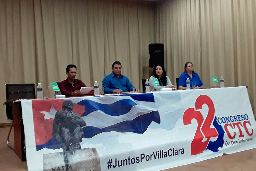 Yulián León Rondón, secretario general del Sindicato Nacional de Trabajadores del Comercio, la Gastronomía y los Servicios (segundo de izquierda a derecha).