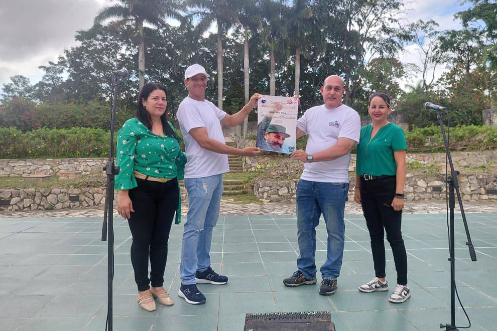 Entrega de diploma a Cedai de Villa Clara.