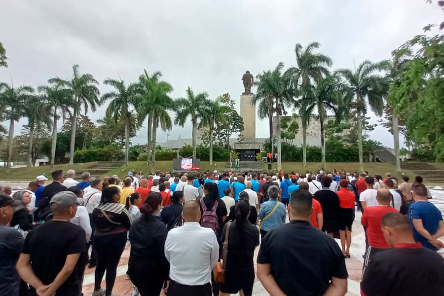 Vista general del acto de entrega de la condición de Vanguardia Nacional a centros del Turismo en Villa Clara.