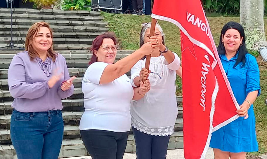 Colectivo Vanguardia Nacional recibe la bandera acreditativa.