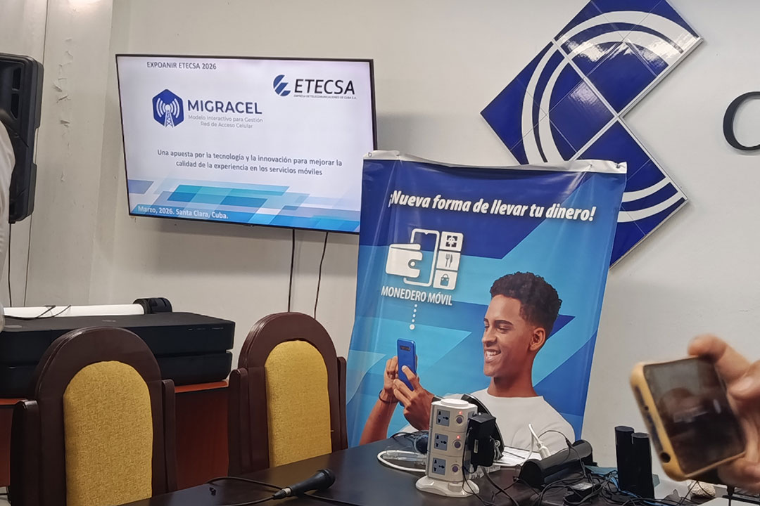 Presentación del trabajo Migracel, de telecomunicaciones, en la Expo de la ANIR.