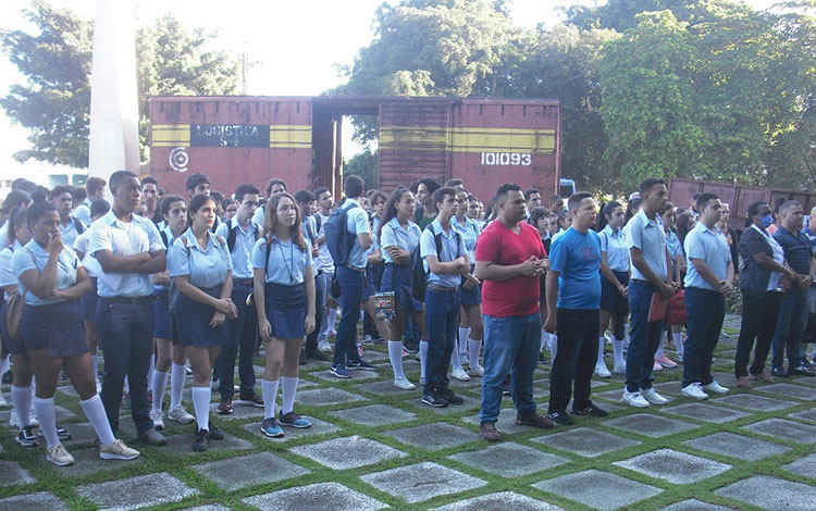 Estudiantes de duodécimo grado en el acto nacional de compromiso de ingreso a la Educación Superior.