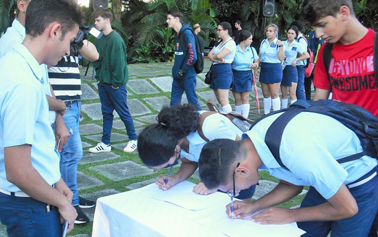 Estudiantes de preuniversitarios firman su compromiso de ingresar en la Educación Superior.