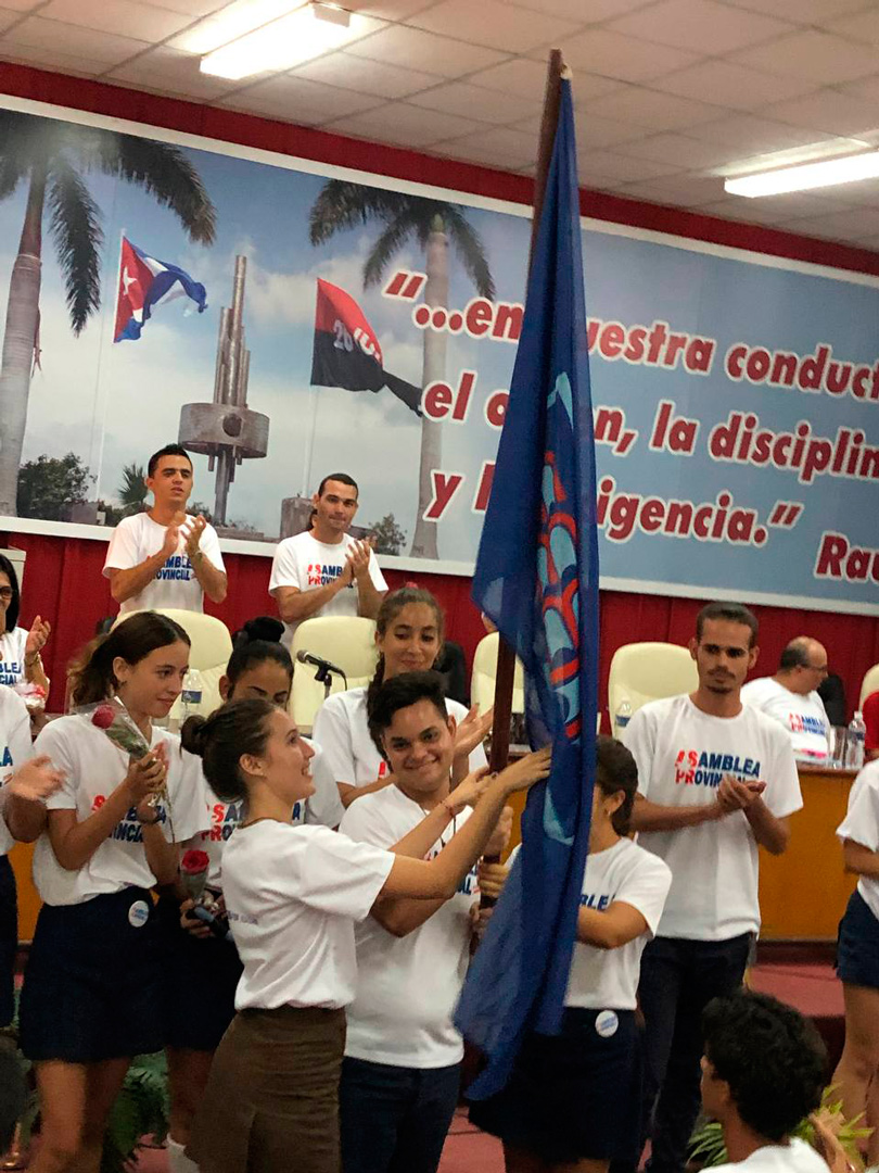 Entrega de la bandera de la FEEM a secretariado y delegación de la provincia a la Asamblea Nacional.