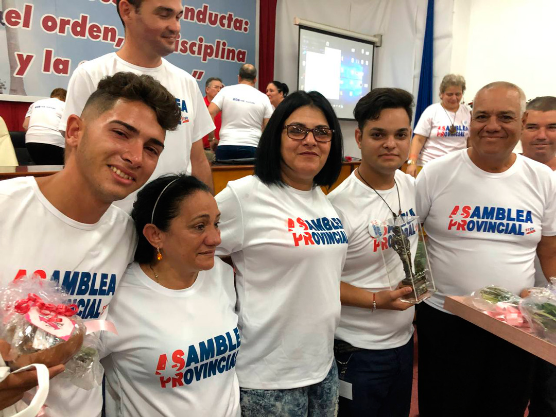 Estudiantes de la FEEM e integrantes de la presidencia.