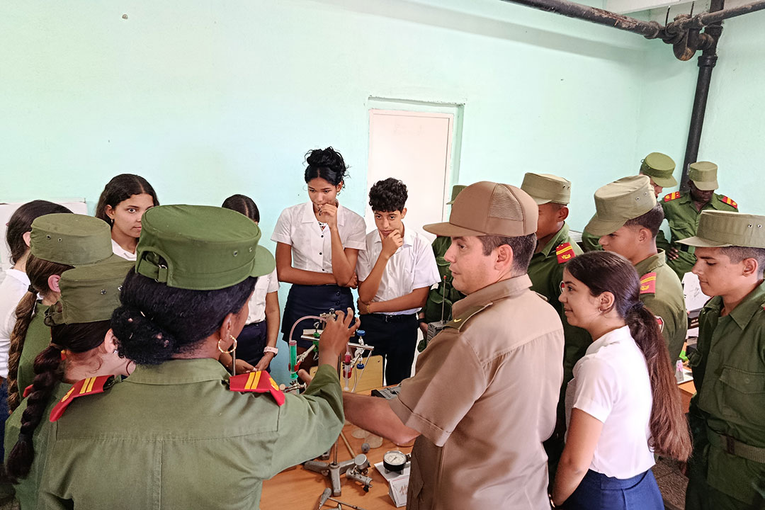 Los estudiantes intercambiaron con alumnos y profesores de la Escuela Militar Camilo Cienfuegos.