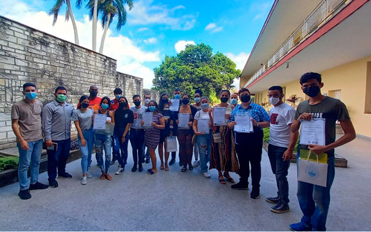 Estudiantes universitarios reconocidos con el Premio Patria por su labor comunicacional.