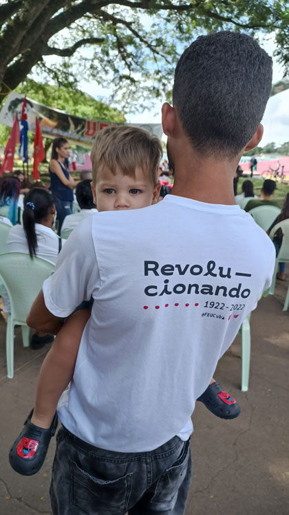 Estudiante en encuentro con la comunidad.