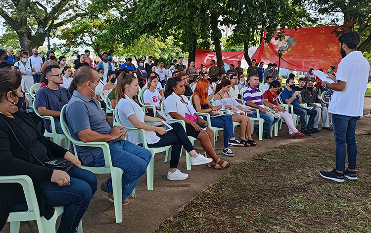 Estudiantes en encuentro con la comunidad en el consejo popular Condado Sur.