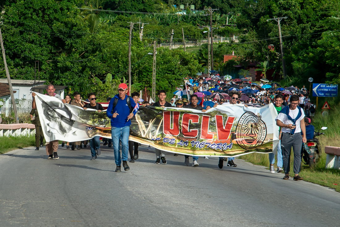 Los estudiantes de la Universidad Central «Marta Abreu» de Las Villas partieron desde su sede, para avanzar por la ruta del Che en Santa Clara.