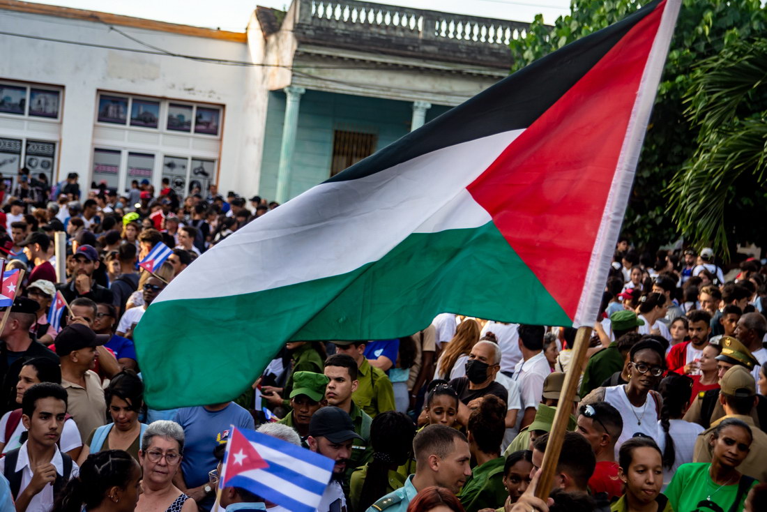 (Foto: Estudiantes marchan en Santa Clara en honor al Che y en apoyo a Palestina.