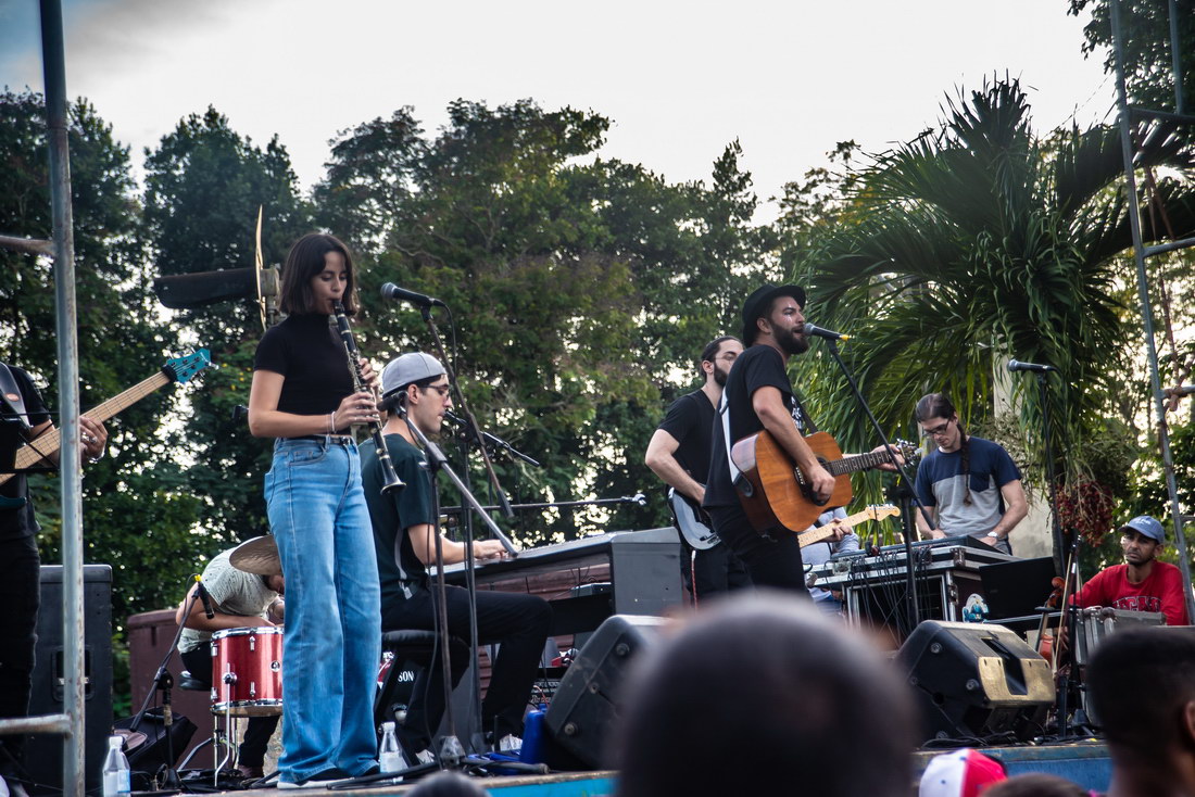 La música también fue protagonista de la tarde estudiantil. (Foto: Fabio Artiles Vilches)