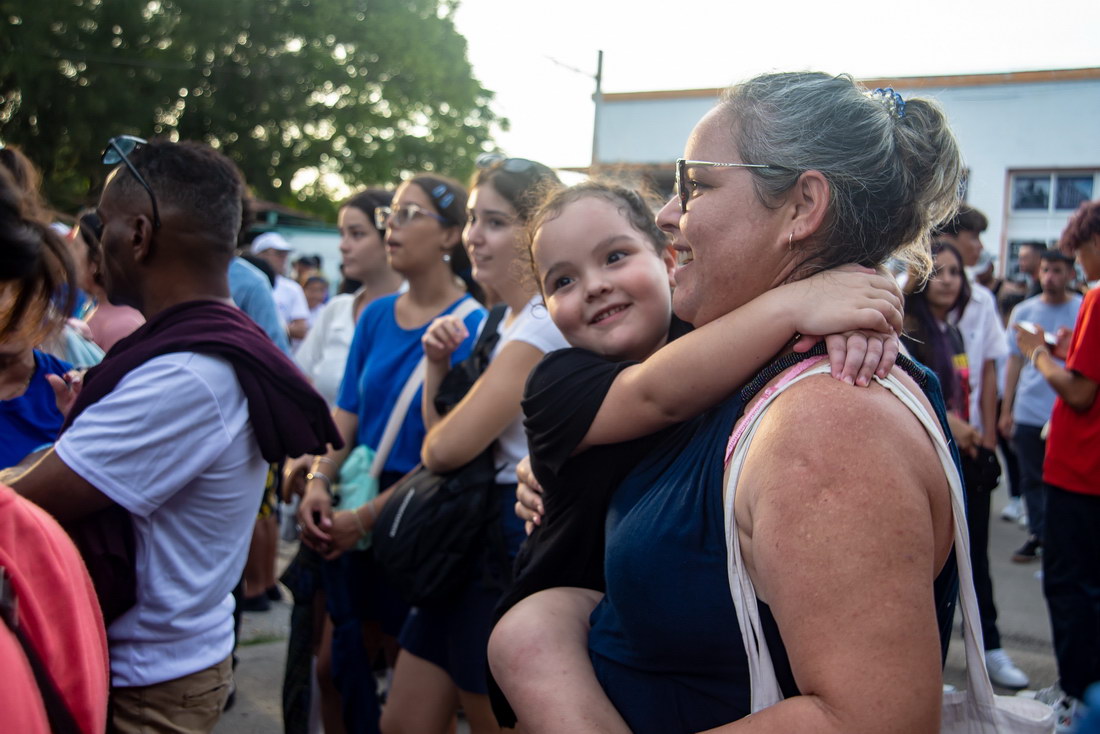 Mujer con una niña cargada durante la concentración final.