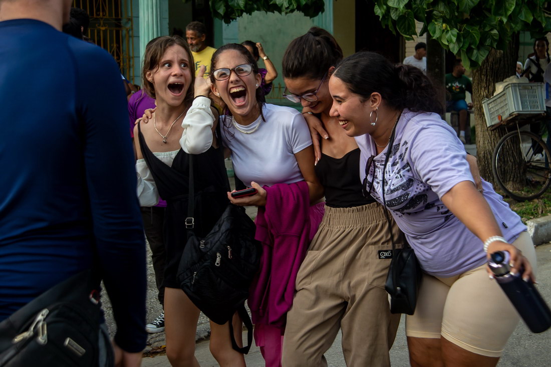 Alegría de los estudiantes tras la marcha.