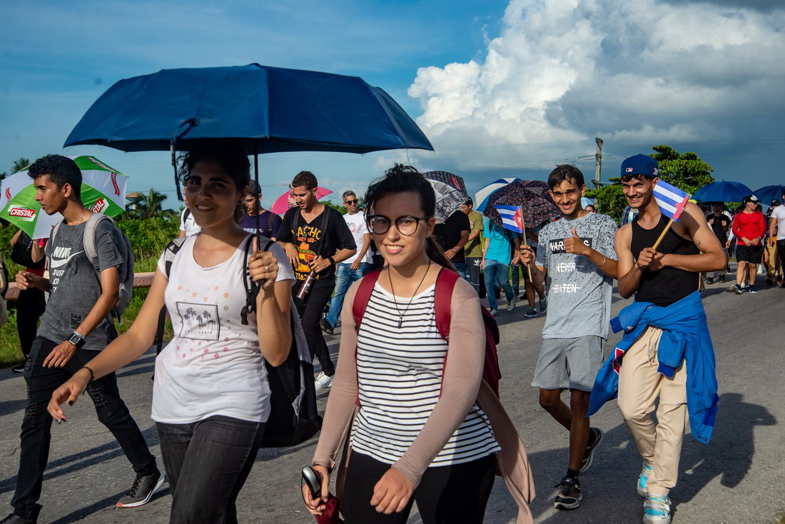 Estudiantes en la marcha por la ruta del Che.