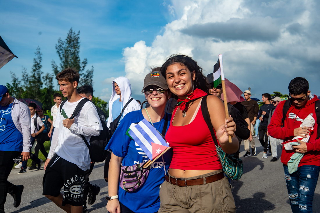 Banderitas de Cuba y Palestina portaron los participantes en la marcha.