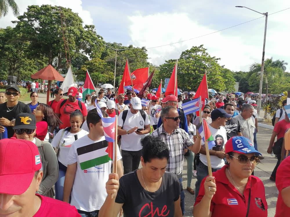 Estudiantes participan en marcha en homenaje al Che Guevara.