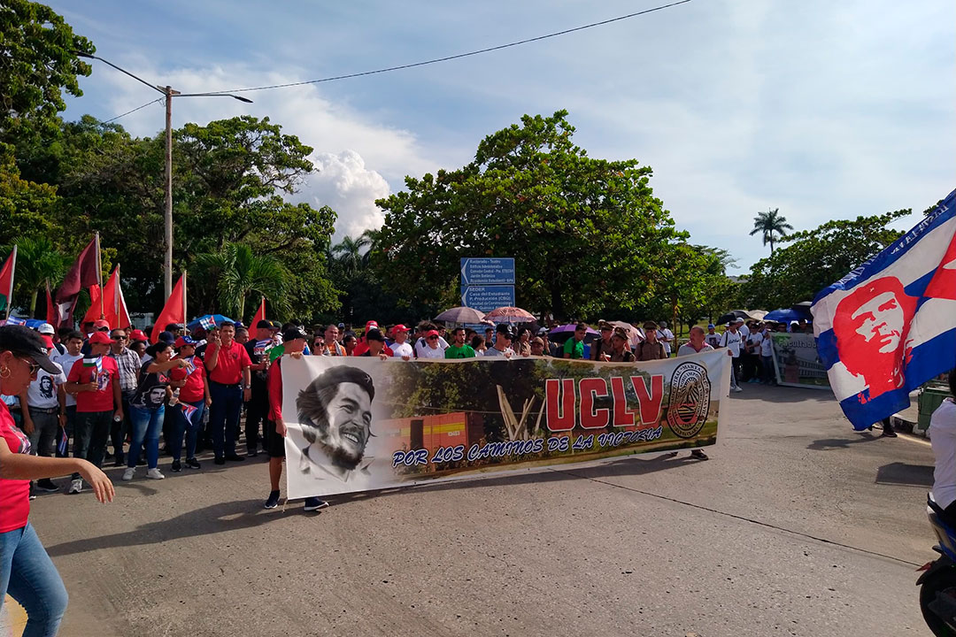 Salida de la marcha estudiantil en tributo al Che.