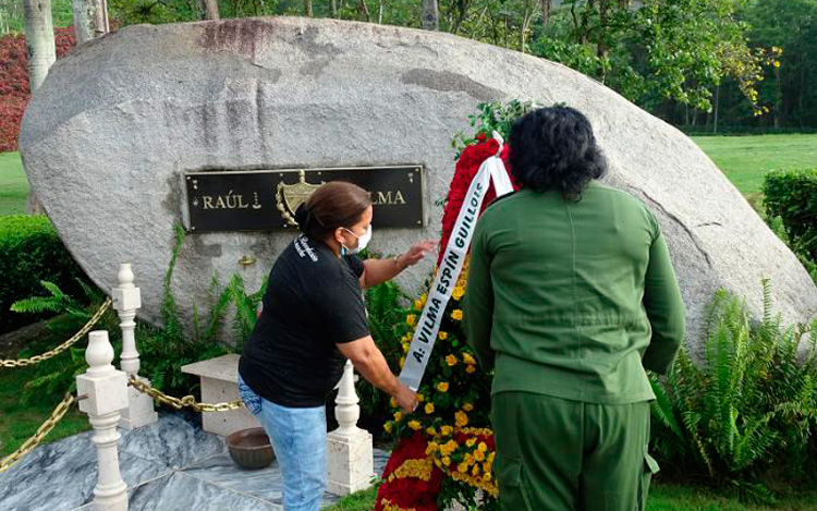 Ofrenda floral a Vilma Espín