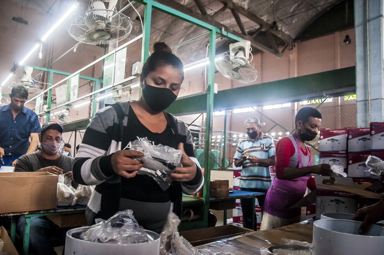 Mujeres trabajadoras en la Inpud Primero de Mayo, industria de Santa Clara.