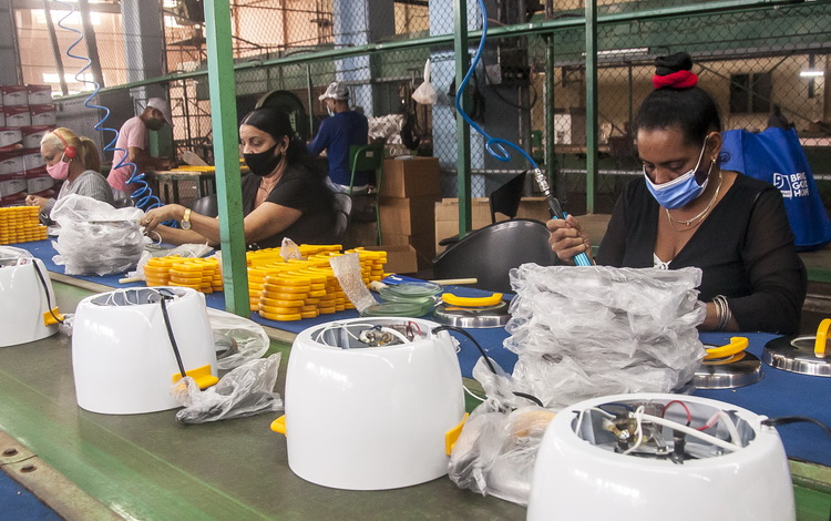 Mujeres trabajando en la INPUD Primero de Mayo, industria de Santa Clara, Cuba.