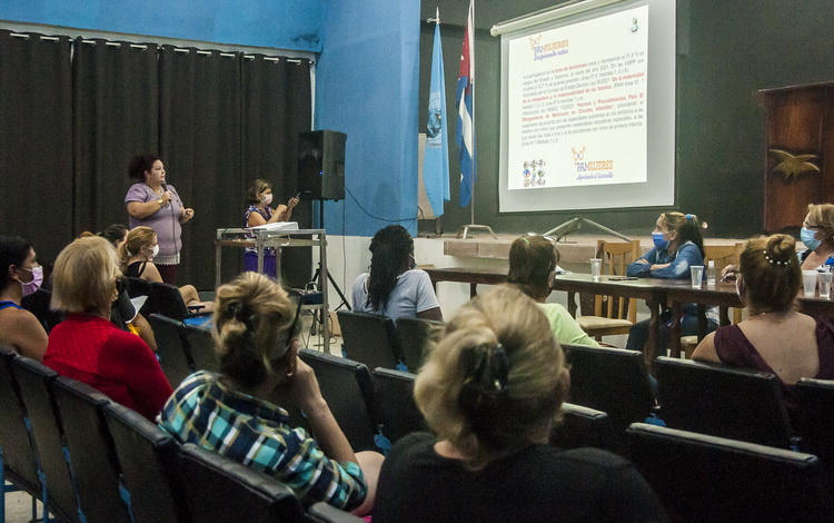 Encuentro con mujeres trabajadoras de la industria.