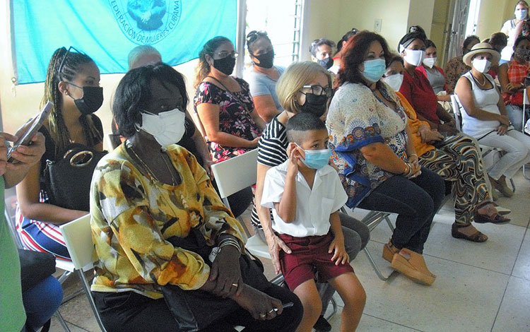 Reconocimiento a mujeres destacadas en la Casa de Orientación a la Mujer y la Familia, en Santa Clara.