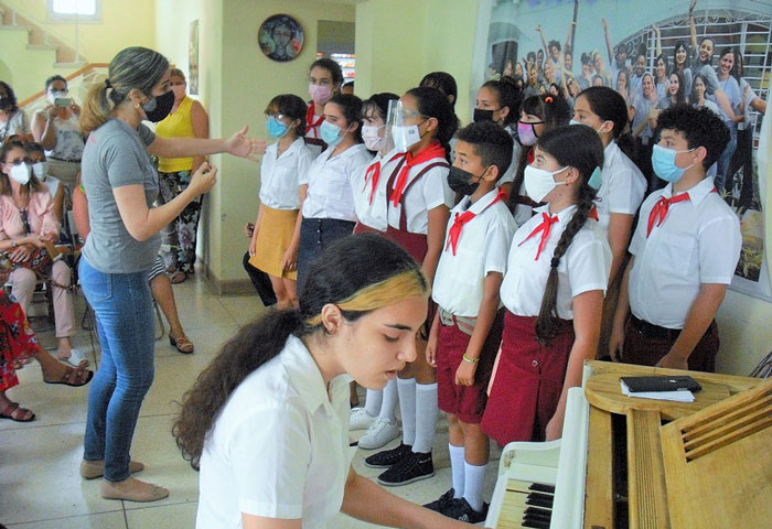 Presentación de estudiantes de la enseñanza artí­stica en la Casa de Orientación a la Mujer y la Familia, en Santa Clara.