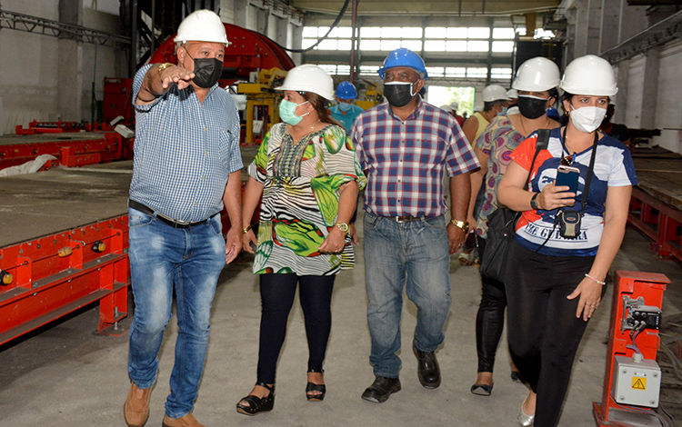 Teresa Amerelle Boué, secretaria general de la Federación de Mujeres Cubanas, recorre instalaciones de la Empresa Planta Mecánica.