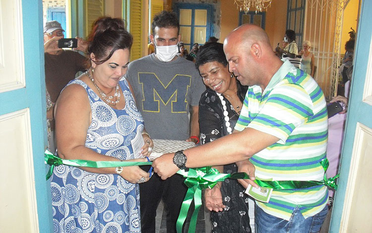 Inauguración de la muestra con obras donadas por Fidel, en el Museo de Artes Decorativas, de Santa Clara.