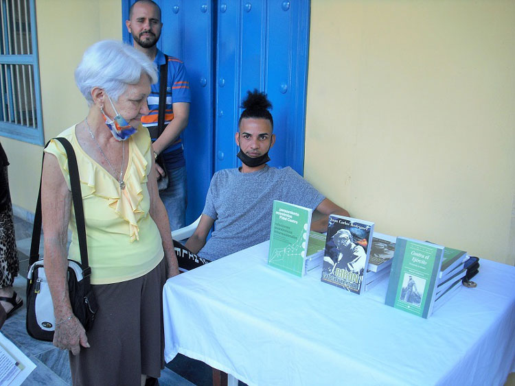 Venta de libros sobre Fidel.