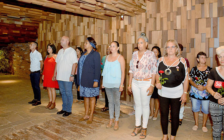 Federadas vilaclareñas condecoradas rinde tributo a Ernesto Che Guevara en el Memorial donde reposan sus restos, en Santa Clara.