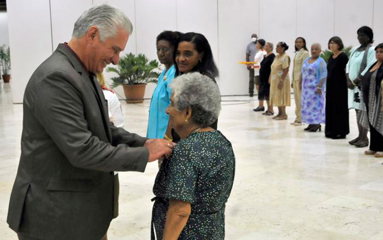 Presidente cubano, Miguel Díaz-Canel, condecora con la Orden Mariana Grajales a Daysi María Pozo Pérez, de Villa Clara.