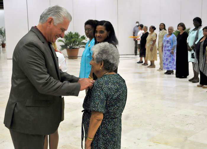 Presidente cubano, Miguel Díaz-Canel, condecora con la Orden Mariana Grajales a Daysi María Pozo Pérez, de Villa Clara.