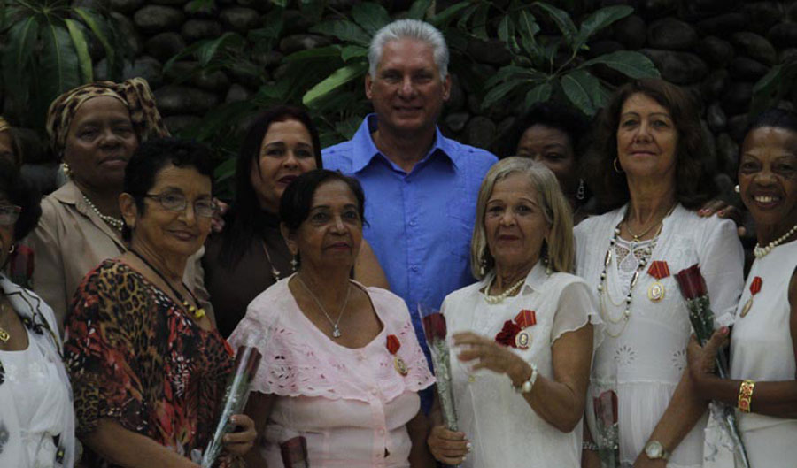 Cubanas condecoradas, junto al presidente Miguel Díaz-Canel Bermúdez.