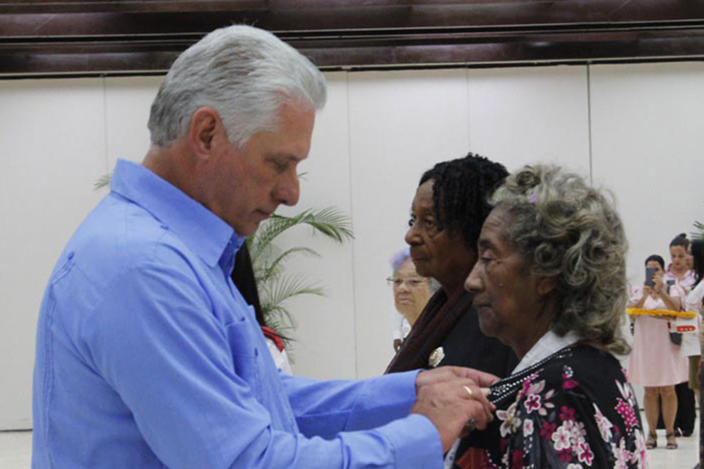 El presidente cubano, Miguel Díaz-Canel Bermúden condecora con la Orden Mariana Grajales a la tunera Bertha Luz Rodríguez López. 